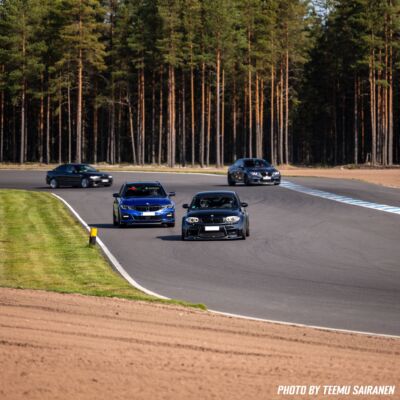 BTCF-ratakausi alkaa Alastaron moottoriradalla Sunnuntaina 18.5.2025
Rata on varattu meille ajamiseen klo 10.00-18.00
Radalle pääsee ajamaan BMW, Alpina tai Mini (BMW)-merkkisillä koko päivän jos olet BTCF Ry-jäsen, jäsenet joilla on muun merkkisiä autoja, pääsevät radalla päivän viimeisillä tunneilla.​Alueelle saa tulla veloituksetta vaikka valokuvaamaan, morjestamaan kavereita, istumaan kyytiin tai käynnistämään kipinää hienoon harrastukseen.
Ajamiseen vaaditaan BTCF Ry-jäsenyys!
Mikäli olet halukas ajamaan radalla etkä ole jäsen, muista liittyä ajoissa sillä paikanpäällä jäseneksi liittyminen ei ole mahdollista!

Nyt huutelemaan kaikki tutut ja tuntemattomat innostumaan ratapäivistä, vaikka BMW:tä ei löytyisikään tallista.

AIKATAULU (viitteellinen, saattaa muuttua paikanpäällä)
10.00 Ilmoittautuminen alkaa
10.00 -10.40 Rataan tutustuminen / Maisema-ajo (Max. nopeus 80km/h ja ohituskielto, ei kypäräpakkoa)
10.45 - 10.55 PAKOLLINEN kuljettajakokous
11.00 - 11.30 Nopea ryhmä
11.30 - 12.00 Hidas ryhmä
12.00 - 12.30 Nopea ryhmä
12.30 - 13.00 Hidas ryhmä
13.00 - 13.30 Nopea ryhmä
13.30 - 14.00 Hidas ryhmä
14.00 - 14.30 Nopea ryhmä
14.30 - 15.00 Hidas ryhmä​
15.00 - 15.15 Maisema-ajo (Max. nopeus 80km/h ja ohituskielto, ei kypäräpakkoa) KAIKKI MERKIT
15.15 - 17.55 Ei ryhmäjakoa KAIKKI MERKIT​
17.55 - 18.00 Loppusiivous
18.00 BTCF-ratapäivä loppuu
Tehdään tästä yksi Suomen makeimmista ratapäivistä ja kaikenlisäksi jäsenille vielä ilmainen sellainen. 

Säännöt / Lisätietoa foorumilta tapahtumat-osiosta
https://forum.btcf.fi/forum/alueellinen-keskustelu-ja-tapahtumat/tapahtumat/5526025-btcf-ratap%C3%A4iv%C3%A4-alastaro-1-18-5-2025